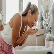 Foto de mujer hidratándose.