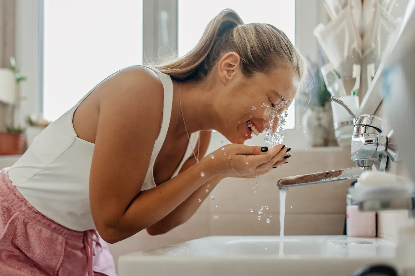 Foto de mujer hidratándose.