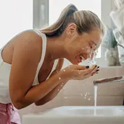 Foto de mujer hidratándose.