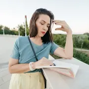 Los mejores libros de poesía escritos por mujeres en 2025: cinco títulos imperdibles (y un bonus track)