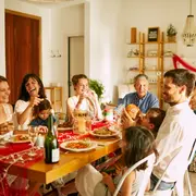 familia celebra navidad