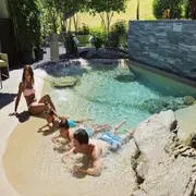 Piletas de arena: la tendencia para patios que crea una playa en tu casa