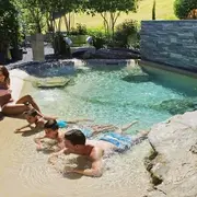 Piletas de arena: la tendencia para patios que crea una playa en tu casa