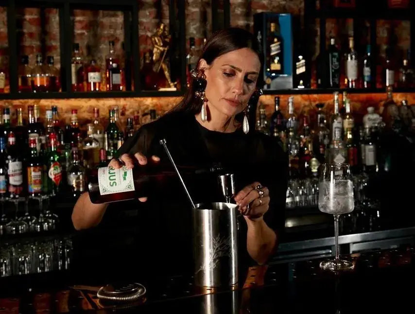 Jarras de coctelería simples para la mesa de las Fiestas: ideas de Mona Gallosi para que te inspires.