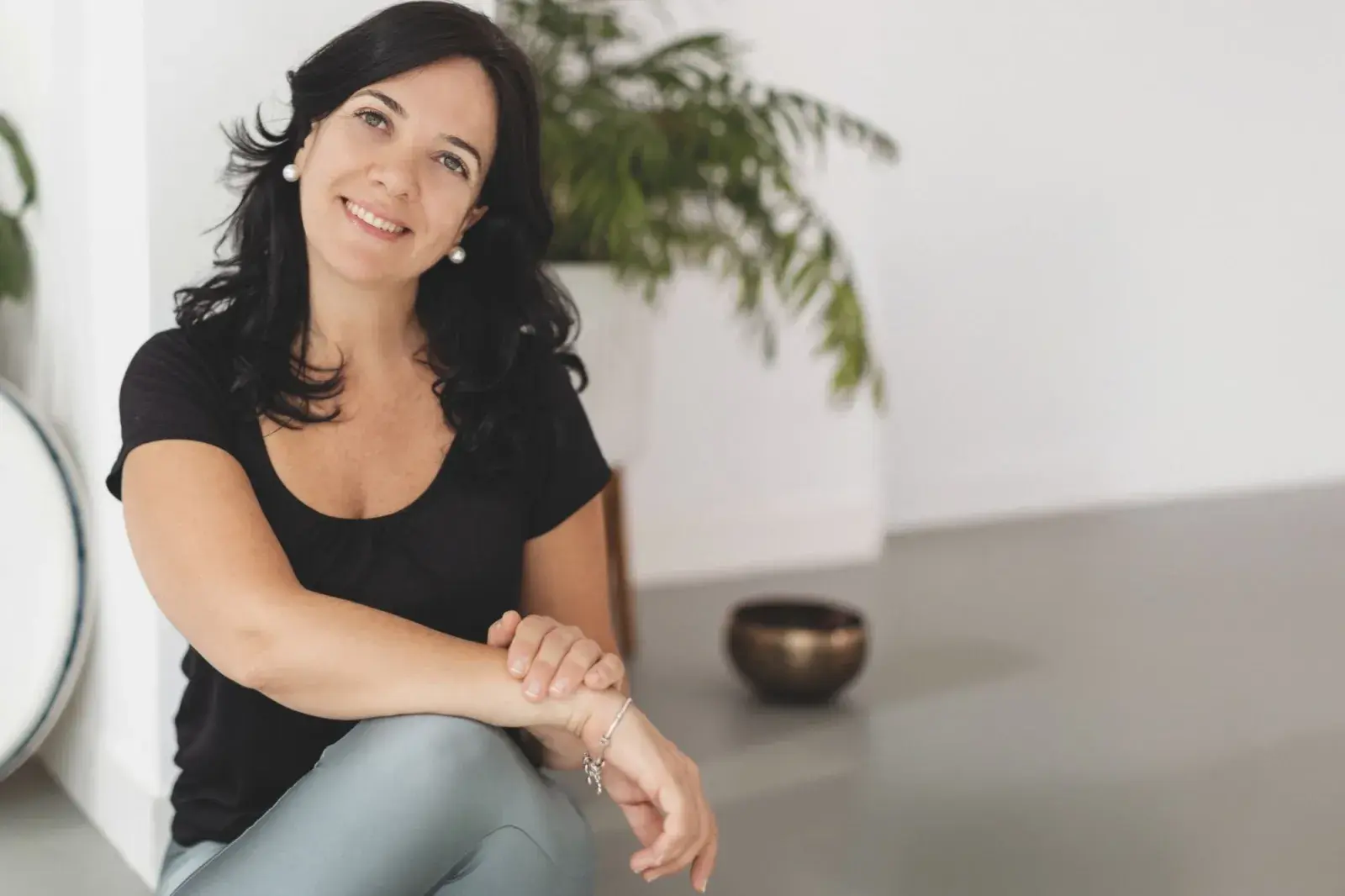 Belu es terapeuta somática del trauma, facilitadora de Experiencia Somatica, Terapeuta Transpersonal y de yoga. Además, es especialista en trauma y técnicas de regulación del sistema nervioso.