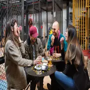 Cuatro jóvenes en La Embajada, en Bogotá.