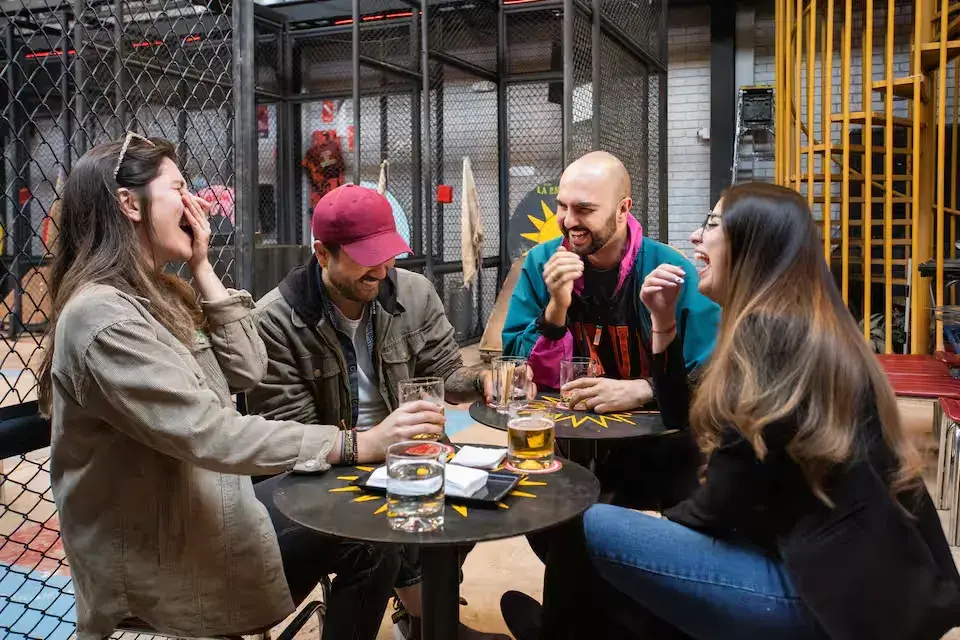 Cuatro jóvenes en La Embajada, en Bogotá.