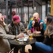 Cuatro jóvenes en La Embajada, en Bogotá.