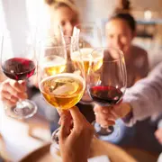 Foto de personas tomando cerveza y vino.