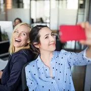 Amistades en el trabajo: dos mujeres se toman una selfie