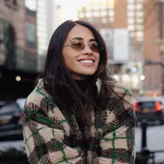 Desde la Gran Manzana, Antonela Roccuzzo marca el pulso de lo que se viene: looks cómodos, clásicos y con aire nostálgico que anticipan las tendencias del invierno 2026.