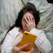 Foto de mujer cansada.