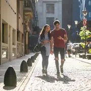 Con festivales gratuitos, parques llenos de música, piletas públicas y propuestas culturales al aire libre, el verano en Buenos Aires invita a disfrutar la ciudad desde otro ritmo, combinando naturaleza, agua y vida urbana.