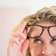 Foto de mujer con gafas.