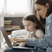 Crianza digital en vacaciones: cómo acompañar sin demonizar la tecnología