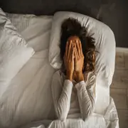 Foto de mujer sufriendo insomnio.