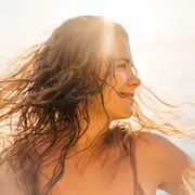 Cinco formas para hidratar el pelo y evitar el daño del calor
