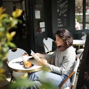 Ir solo a una cafetería dejó de ser un plan incómodo para transformarse en un ritual de autocuidado. El solo coffee propone una pausa sin apuro, un mimo cotidiano y tiempo propio en medio de la rutina.
