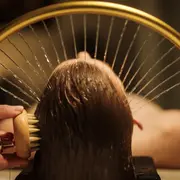 En qué consiste este ritual inspirado en la tradición oriental y por qué se diferencia de los tratamientos capilares tradicionales.