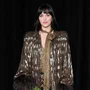 Dakota Johnson volvió a ser un punto de atención con un atuendo que mezcla referencias bohemias con un toque de elegancia moderno, perfecto para inspirar looks durante 2026.