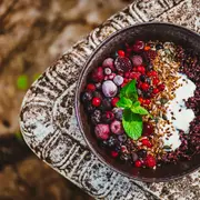 Helado casero de yogur, frutos rojos y granola: una receta fácil y saludable para combatir el calor