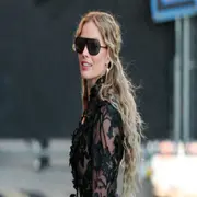 Margot Robbie sigue transformando cada una de sus apariciones públicas en una narrativa estética que trasciende la simple moda