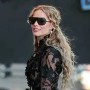 Margot Robbie sigue transformando cada una de sus apariciones públicas en una narrativa estética que trasciende la simple moda