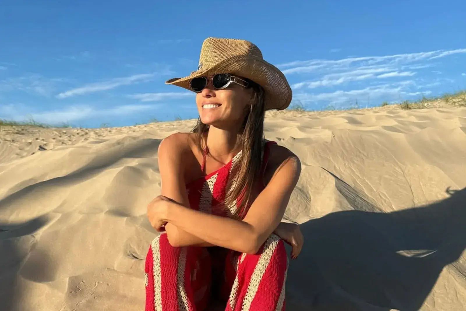 Pampita impone tendencia con un look rojo y blanco country chic de alto impacto