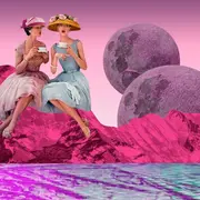 Dos mujeres tomando el té y planetas al lado.