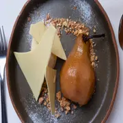 Peras al torrontés con helado de sambayón y chocolate blanco.