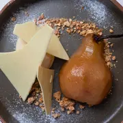 Peras al torrontés con helado de sambayón y chocolate blanco.