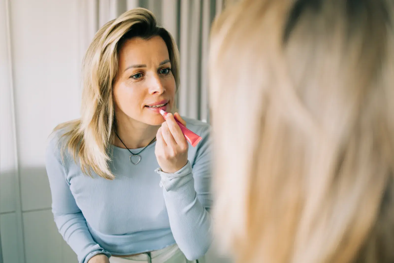 Cómo hacer un make up con un solo producto: el truco viral que simplifica el verano