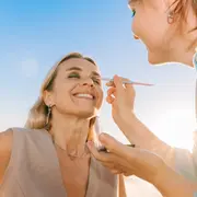Maquillaje de verano que no se derrite: trucos y productos clave para sobrevivir al calor en la ciudad