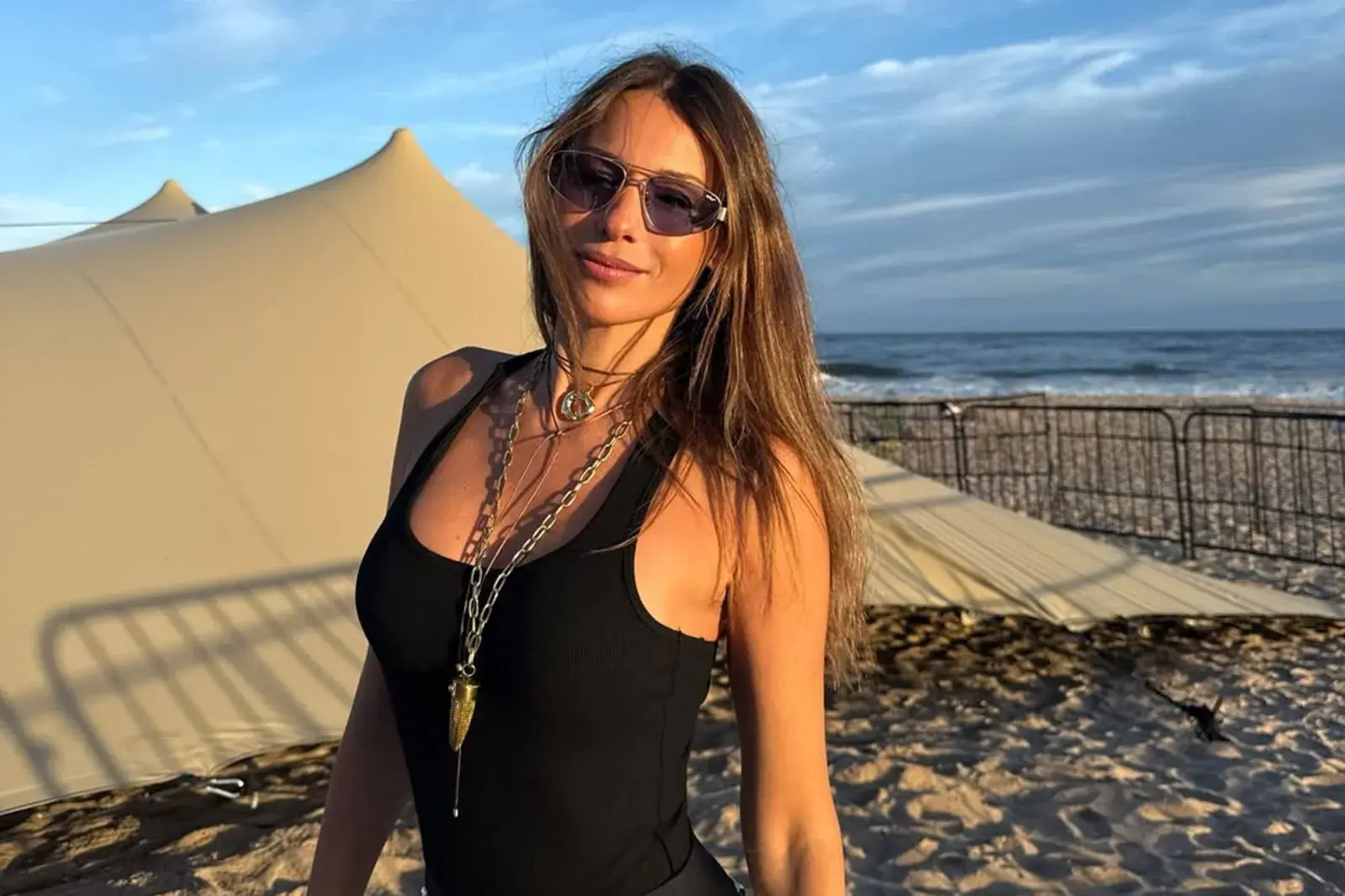 Pampita con look total black en Punta del Este
