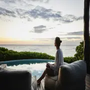 mujer de vacaciones en un paisaje hermoso y tranquilo