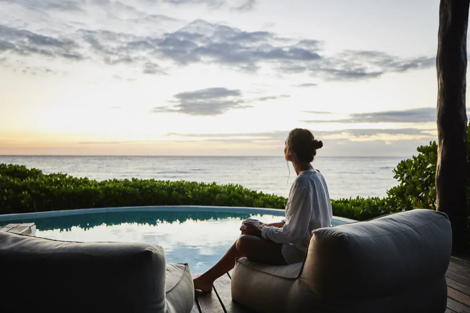 mujer de vacaciones en un paisaje hermoso y tranquilo
