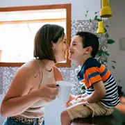 Verano sin culpa: cómo bajar expectativas y disfrutar más en familia