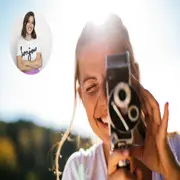 chica filmando en verano