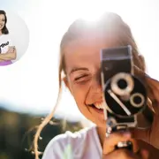 chica filmando en verano