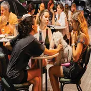 Plan vereda: los mejores spots de la ciudad de Buenos Aires para disfrutar el arte de veredear