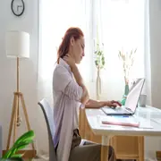 Foto de mujer trabajando.