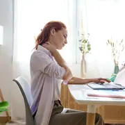 Foto de mujer trabajando.