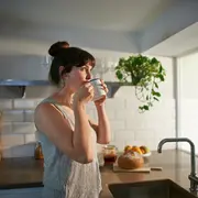 Foto de mujer en una cocina.