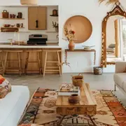 Las mesas del comedor pasaron de moda: la nueva forma de comer en casa que se impone en 2026