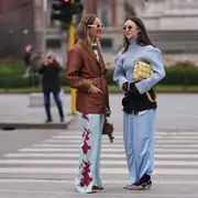 A tres días del inicio de la Milan Fashion Week, las calles funcionan como una pasarela paralela que adelanta las claves del próximo invierno. Estas son las tendencias que ya se imponen.