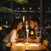 pareja comiendo a la luz de las velas