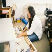 Foto de mujer ordenando su hogar.