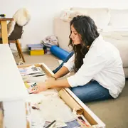 Foto de mujer ordenando su hogar.