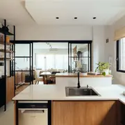 La división entre el living y la cocina es una estrategia de diseño además de una decisión funcional.