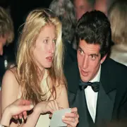 Carolyn Bessette-Kennedy y Love Story: el regreso del ícono que anticipó el quiet luxury.